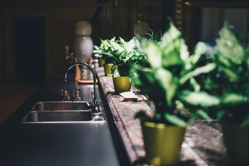 Les étapes 2026 pour déboucher un évier de cuisine avec des produits naturels efficaces