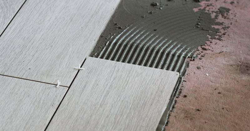 Les outils indispensables pour poser du carrelage au sol sans se tromper