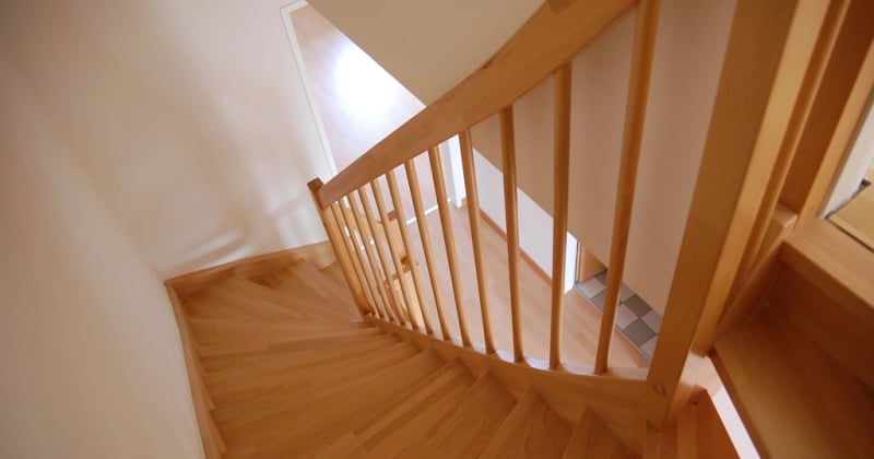 Rénover un escalier en bois : peinture, ponçage ou vitrification ?