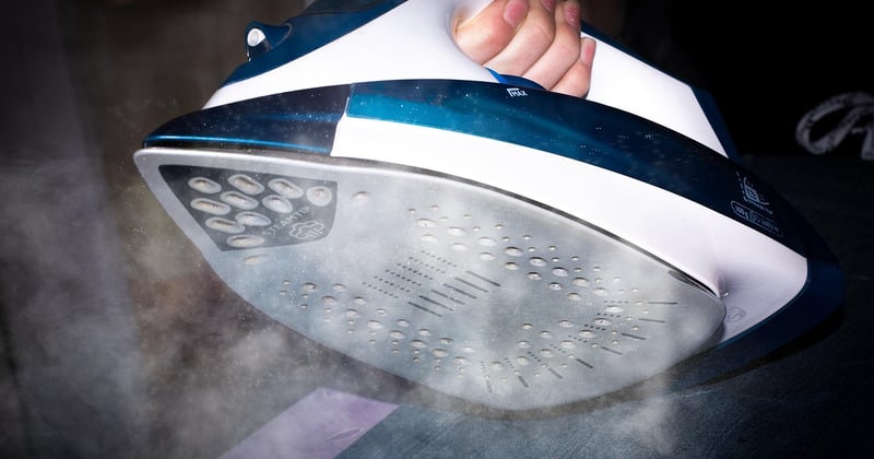 Fer à repasser ou centrale vapeur : comment faire son choix sans se tromper