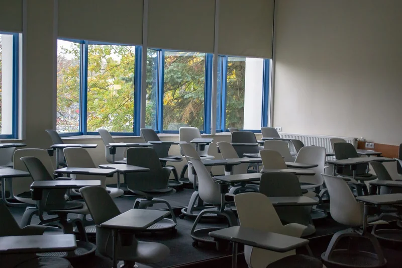 Organiser son espace de travail : le rangement vertical change tout