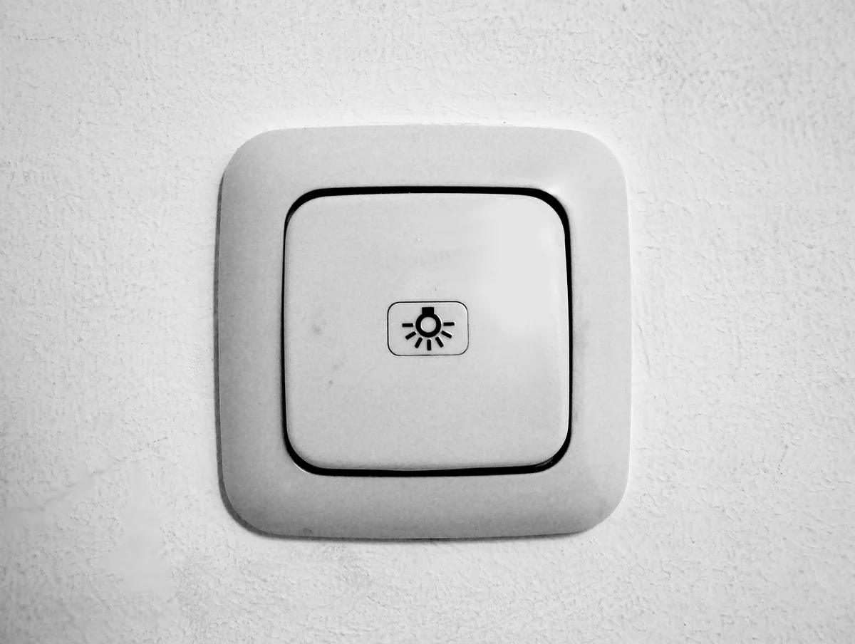 Remplacer un interrupteur électrique soi-même : guide sécurisé pour 2026